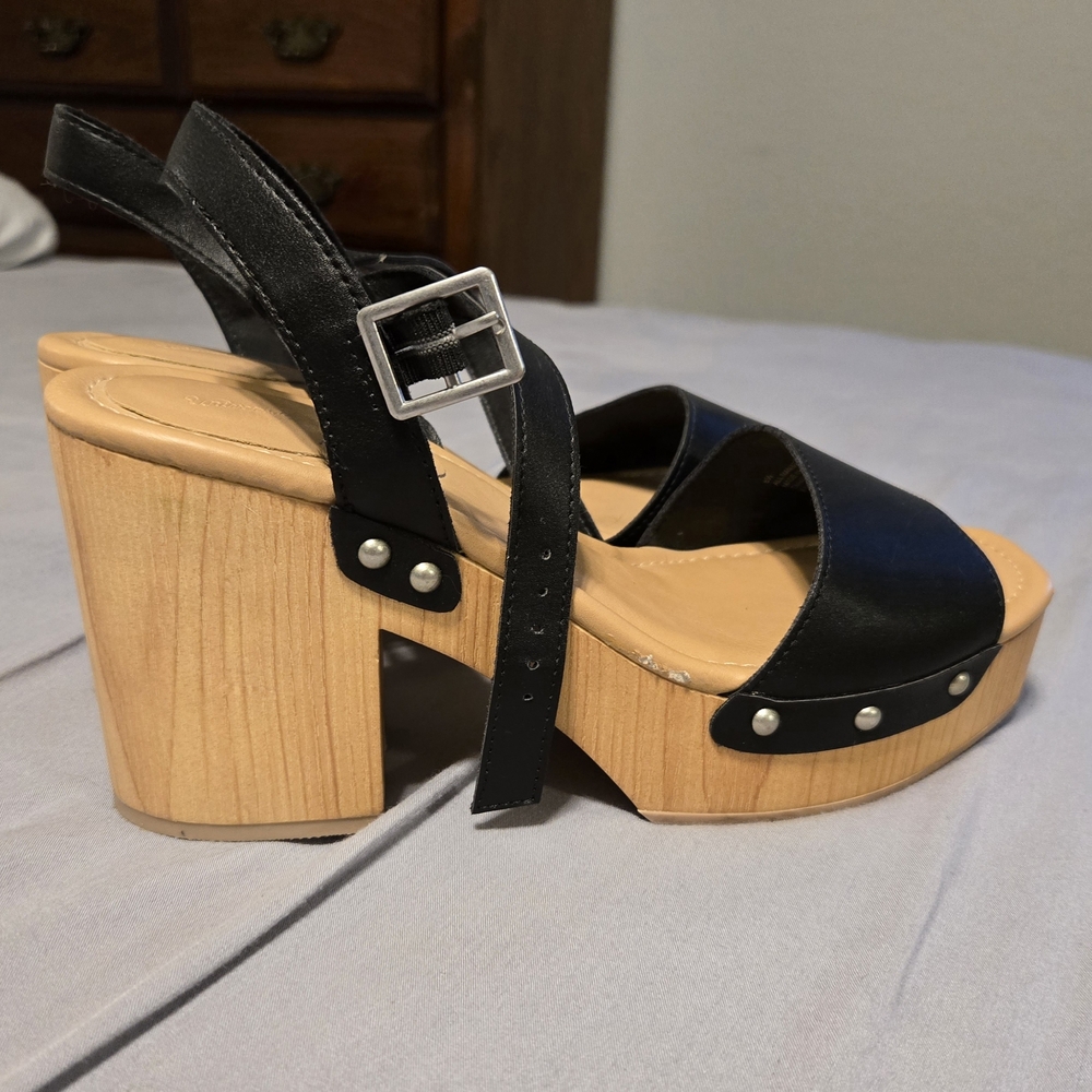 Universal Thread Black Strappy Platform Sandals